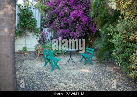 Coin salon circulaire avec sièges de bricolage vus dans une partie secrète du jardin. Banque D'Images