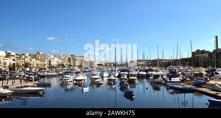 Sliema, Malte - 10 octobre 2018:yachts dans le port paisible de Sliema Banque D'Images