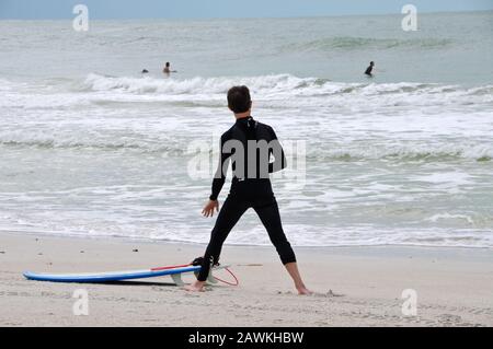 Anna MARIA ISLAND, FLORIDA/USA - 20 OCTOBRE 2011: Jeune surfeur non identifié en train de faire des exercices de préchauffage avant de tenter de prendre le unusu Banque D'Images