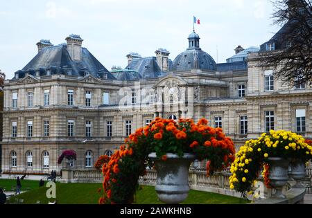 Paris/France;11/10/2015 ; vue sur le Palais du Luxembourg et les jardins en automne, avec des fleurs jaunes, orange et rouges Banque D'Images