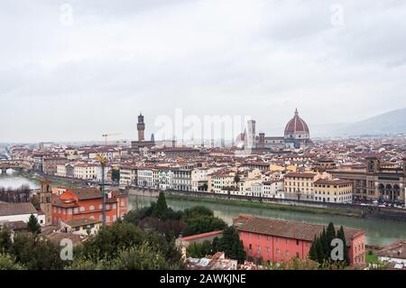 Soirée de pluie sur la Piazza Michelangelo et vue imprenable sur Florence Banque D'Images