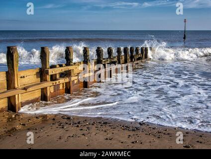 La défense de la mer s'étend sur la plage de Hornsea East Yorkshire. Banque D'Images