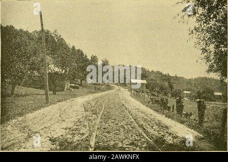 Bonnes routes . ?^M JOSHUA .COMMANDANT DU FILS DE STAND STILI^.. ROUTES DE BANLIEUE. PAR STAMSON. K PIvaSANT mémoire d'un délicieux après-midi d'Octolrer I J'étais un sauneur tranquille sur nos roues — Mme Stam. Et I— f, à travers des voies sinueuses sous les coteaux rocheux, J lits de craquement de feuilles brunes qui en été nous avait protégés du soleil et de la pluie; en passant les maisons des pêcheurs-agriculteurs le long de la crique, chacun a assez de poesy et le pittoresque et pittoresque pour remplir une page. Ensuite, nous nous sommes tournés vers le sud et vers le bas au bord des eaux bleues de Sons qui dans la dista du milieu Banque D'Images