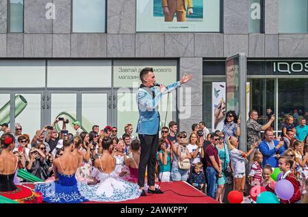 Dnipro, Ukraine - 14 septembre 2019 : le showman de la procession du carnaval de ville encourage et encourage le public et les participants au festival Banque D'Images