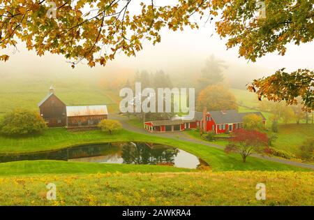 Surplombant une ferme paisible de la Nouvelle-Angleterre à l'automne, Woodstock, Vermont, États-Unis Banque D'Images