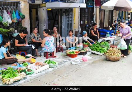 Les femmes vietnamiennes vendent des légumes frais et sains dans un marché traditionnel à Hanoi, Vietnam, Asie Banque D'Images