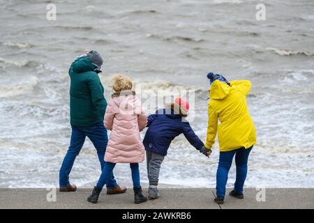 Wilhelmshaven, Allemagne. 9 février 2020. Famille Hubaer d'Accum est pendant la dépression de tempête 'Stabine' à la plage de la mer du Nord de Wilhelmshaven. Crédit: Mohssen Assanimoghaddam/Dpa/Alay Live News Banque D'Images