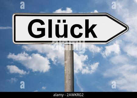 Détail photo d'un signpost avec l'inscription Glück (Happiness) Banque D'Images