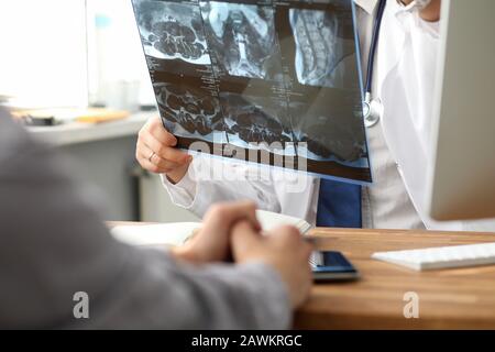 Dépistage de la santé, le médecin examine les données de l'IRM. Banque D'Images