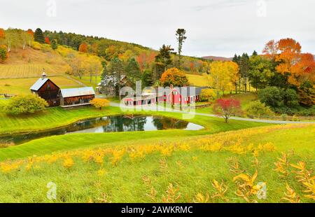 Surplombant une ferme paisible de la Nouvelle-Angleterre à l'automne, Woodstock, Vermont, États-Unis Banque D'Images
