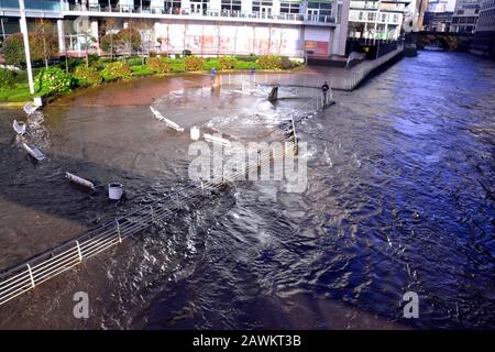 La rivière Irwell brise ses rives près du pont Trinity dans le centre de Manchester, au Royaume-Uni, en raison de fortes pluies de la tempête Ciara, le 9 février 2020. Banque D'Images