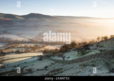 Séchez le mur de pierre sur un matin glacial d'hiver à Cracken Edge dans le district de High Peak, en Angleterre Banque D'Images