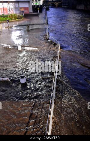 La rivière Irwell brise ses rives près du pont Trinity dans le centre de Manchester, au Royaume-Uni, en raison de fortes pluies de la tempête Ciara, le 9 février 2020. Banque D'Images