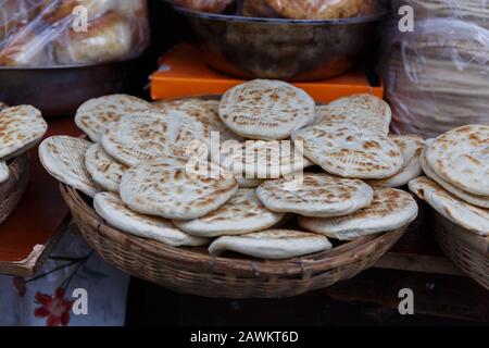 Bol avec pain plat tibétain traditionnel - connu sous le nom de Balep Korkun. Similaire à Naan. Principaux ingrédients : farine d'orge, eau et poudre à lever. Banque D'Images