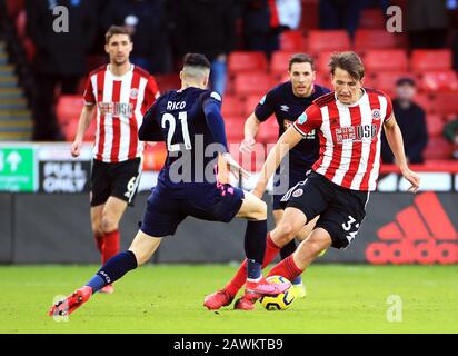 Sheffield United's Sander Berge (à droite) et Diego Rico de Bournemouth se battent pour la balle lors du match de la Premier League à Bramall Lane, Sheffield. Banque D'Images