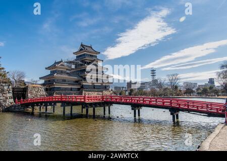 Château de Matsumoto en hiver avec de magnifiques Alpes du Nord enneigées, le château de Matsumoto est classé au Trésor national de Matsumoto, au Japon. Banque D'Images