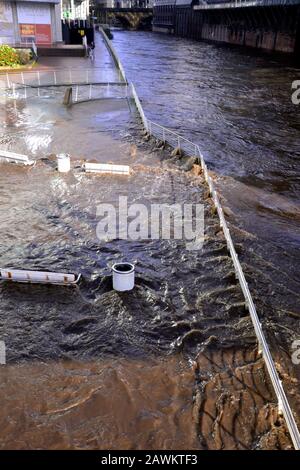 La rivière Irwell brise ses rives près du pont Trinity dans le centre de Manchester, au Royaume-Uni, en raison de fortes pluies de la tempête Ciara, le 9 février 2020. Banque D'Images