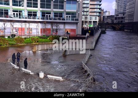 La rivière Irwell brise ses rives près du pont Trinity dans le centre de Manchester, au Royaume-Uni, en raison de fortes pluies de la tempête Ciara, le 9 février 2020. Banque D'Images