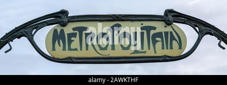 Près d'un panneau Metropolitain indiquant l'entrée d'une station de métro. Le métro parisien est célèbre pour son style unique. Banque D'Images