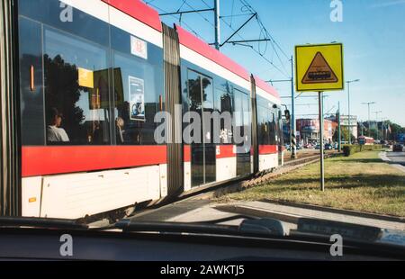 Gdansk / Pologne - 9 août 2019: Tramway urbain transportant des personnes à travers la ville Banque D'Images