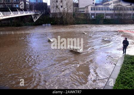 La rivière Irwell brise ses rives près du pont Trinity dans le centre de Manchester, au Royaume-Uni, en raison de fortes pluies de la tempête Ciara, le 9 février 2020. Banque D'Images