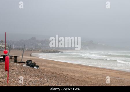 Storm Ciara frappe le Royaume-Uni, mais ce n'est pas tout mauvais pour certains, car les surfeurs ont frappé Weymouth Beach Dorset UK 09/02-2020 Banque D'Images