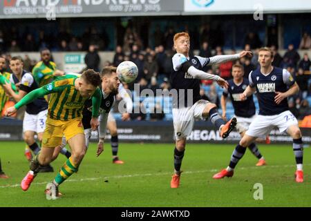 Londres, Royaume-Uni. 9 février 2020. Dara O'Shea de West Bromwich Albion (L) obtient le deuxième but de son équipe. EFL Skybet Championship match, Millwall / West Bromwich Albion à la Haye à Londres le dimanche 9 février 2020. Cette image ne peut être utilisée qu'à des fins éditoriales. Utilisation éditoriale uniquement, licence requise pour une utilisation commerciale. Aucune utilisation dans les Paris, les jeux ou une seule édition de club/ligue/joueur. Pic par Steffan Bowen/Andrew Orchard sports photographie/Alay Live news crédit: Andrew Orchard sports photographie/Alay Live News Banque D'Images