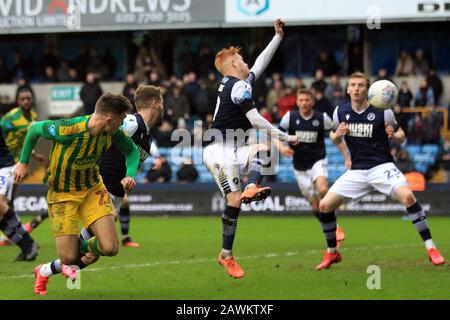 Londres, Royaume-Uni. 9 février 2020. Dara O'Shea de West Bromwich Albion (L) obtient le deuxième but de son équipe. EFL Skybet Championship match, Millwall / West Bromwich Albion à la Haye à Londres le dimanche 9 février 2020. Cette image ne peut être utilisée qu'à des fins éditoriales. Utilisation éditoriale uniquement, licence requise pour une utilisation commerciale. Aucune utilisation dans les Paris, les jeux ou une seule édition de club/ligue/joueur. Pic par Steffan Bowen/Andrew Orchard sports photographie/Alay Live news crédit: Andrew Orchard sports photographie/Alay Live News Banque D'Images