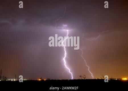 Une tempête de foudre Monsoon 2014 qui a frappé les terres agricoles d'une petite ville appelée Palo Verde en Arizona. Banque D'Images