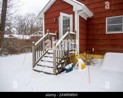 escaliers couverts de neige devant la porte arrière de la maison après la tempête de neige en hiver Banque D'Images