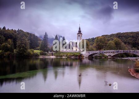 Église baptiste de Saint Jean, reflétée sur le lac de Bohinj, Slovénie Banque D'Images