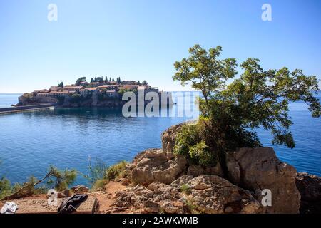 Sveti Stefan est une île privée gérée par Aman Resorts offrant un hébergement de luxe. Il se trouve sur la côte Adriatique au sud de Budva, au Monténégro. Banque D'Images