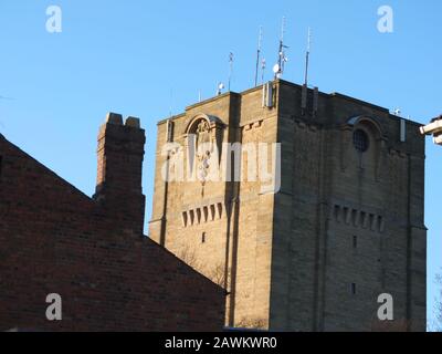 Lincoln Water Tower, construit en 1911 et toujours fonctionnel fournissant de l'eau, vu lors d'une journée d'hiver. Plusieurs antennes et antennes paraboliques sur le dessus. Banque D'Images