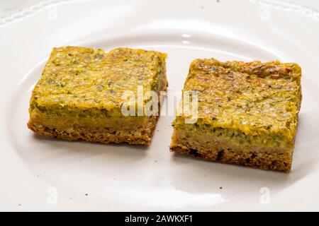 Tranches De Quiche Maison Avec Farine De Blé Et Courgette Zucchini / Cuisine Biologique De Style Végétarien. Prêt À Manger. Banque D'Images