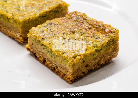 Tranches De Quiche Maison Avec Farine De Blé Et Courgette Zucchini / Cuisine Biologique De Style Végétarien. Prêt À Manger. Banque D'Images