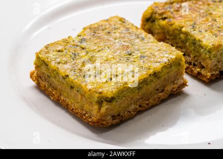 Tranches De Quiche Maison Avec Farine De Blé Et Courgette Zucchini / Cuisine Biologique De Style Végétarien. Prêt À Manger. Banque D'Images