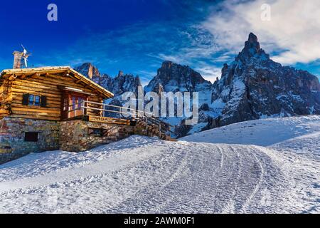 chalet sur la montagne avec neige en hiver. Banque D'Images