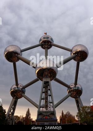 Bruxelles, Belgique - Nov 2019: Atomium modèle atome de fer à Bruxelles Belgique panoramique Banque D'Images