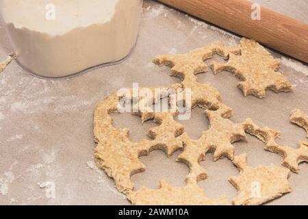 Pâte À Fromage À Plat Perforée Avec Farine Et Rouleau Banque D'Images