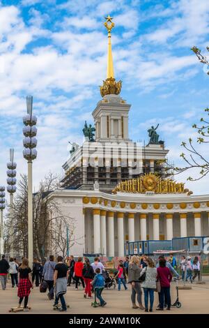 Moscou, Russie - avril 30. 2018. Pavillon principal à VDNH pendant la restauration Banque D'Images