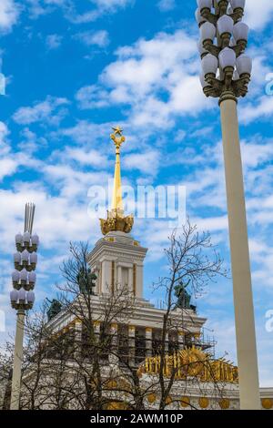 Moscou, Russie - avril 30. 2018. Pavillon principal à VDNH pendant la restauration Banque D'Images