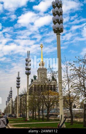 Moscou, Russie - avril 30. 2018. Pavillon principal à VDNH pendant la restauration Banque D'Images