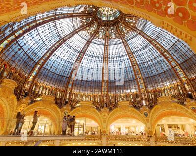 Paris, France - avril 2019 : vue intérieure sur le toit du centre commercial la fayette Banque D'Images