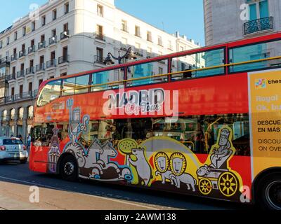 Madrid, Espagne - Oct 2019: Bus touristique à impériale dans le centre-ville Banque D'Images