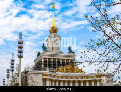 Moscou, Russie - avril 30. 2018. Pavillon principal à VDNH pendant la restauration Banque D'Images