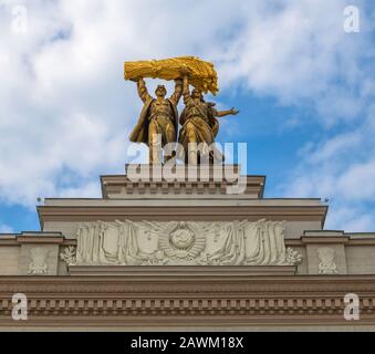 Moscou, Russie - avril 30. 2018. Sculpture de chauffeur de tracteur et d'agriculteur collectif sur l'arche de l'entrée principale de VDNH Banque D'Images