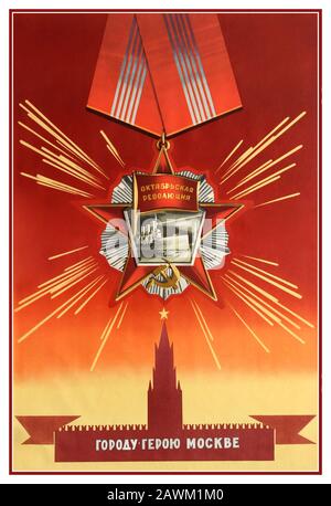 Affiche de propagande soviétique des années 1960, avec médaille de l'ordre d'octobre de la Révolution avec le navire de guerre Aurora dans son centre, suspendue au-dessus de la silhouette du Kremlin à Moscou. Russie, 1968, designer: V Viktorov, Banque D'Images