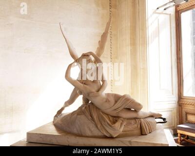 Paris, France - avril 2019 : la psyché Ressuscitée par le chabot de Cupid d'Antonio Canova dans le musem lucarne Banque D'Images