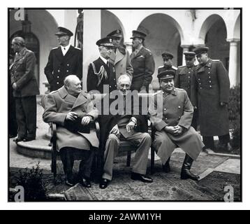 Yalta 1945 la Conférence de la seconde Guerre mondiale des « trois grands » à Yalta fait des plans finaux pour la défaite de l'Allemagne. Ici, les « trois grands » sont heureux de s'asseoir ensemble sur le patio, le Premier ministre Winston S. Churchill, le président Franklin D. Roosevelt et le premier ministre Josef Staline. Février 1945. Banque D'Images