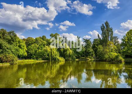 Ujazdow Park (Polonais : Parc Ujazdowski) avec lac dans la ville de Varsovie en Pologne Banque D'Images